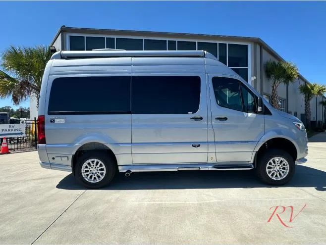 2026 Airstream INTERSTATE 19 Tommy Bahama - Photo 3