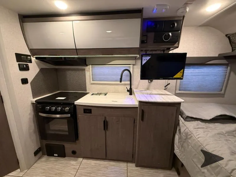 2024 Lance Lance Travel Trailers 1475 - Photo 4