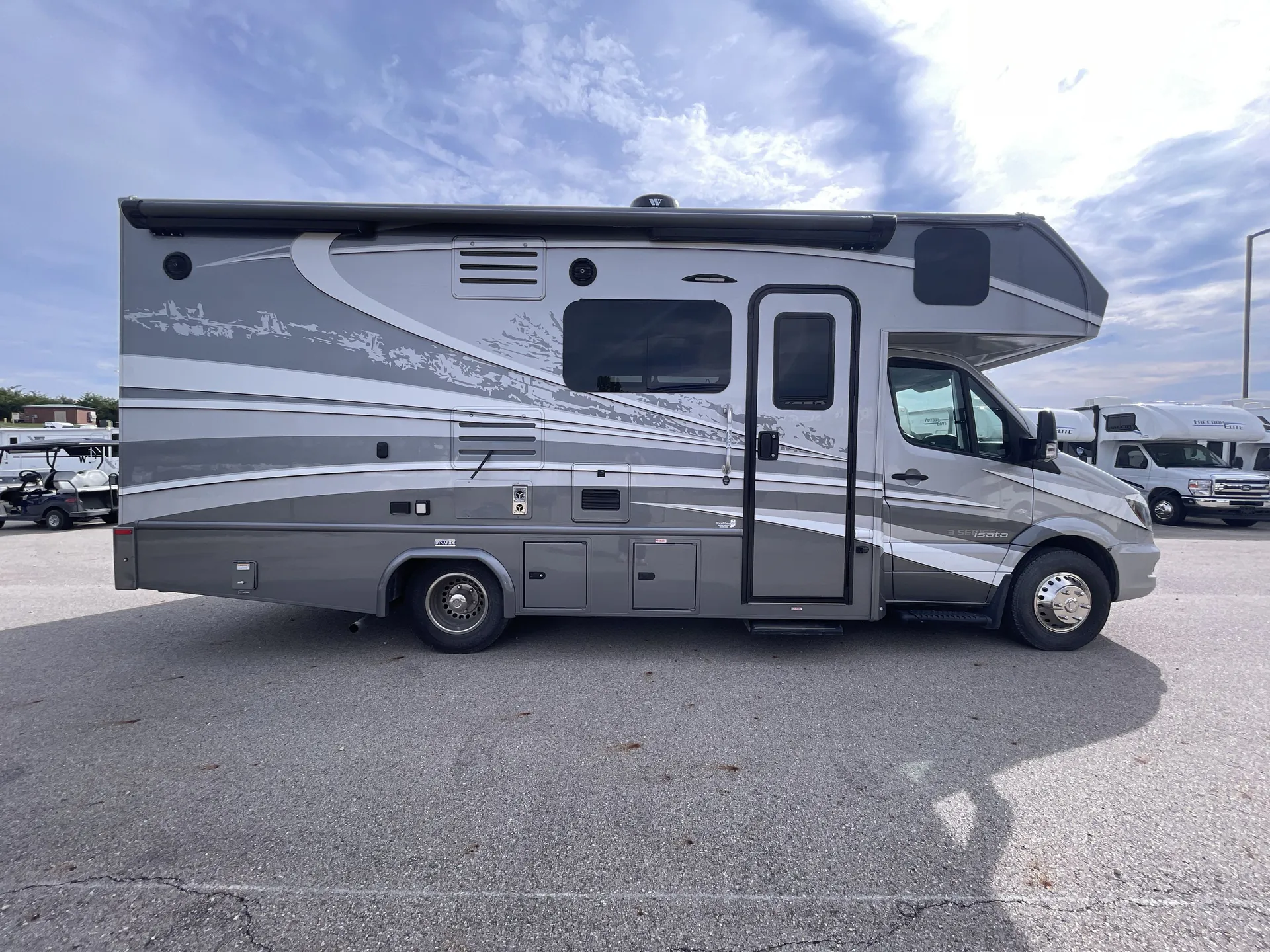 2019 Dynamax Corp Isata 3 Series 24CB — campside