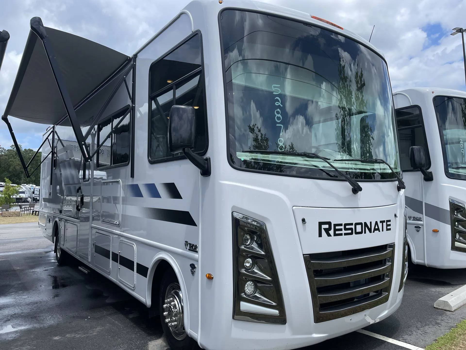2026 Thor Motor Coach Resonate 32B - Photo 2