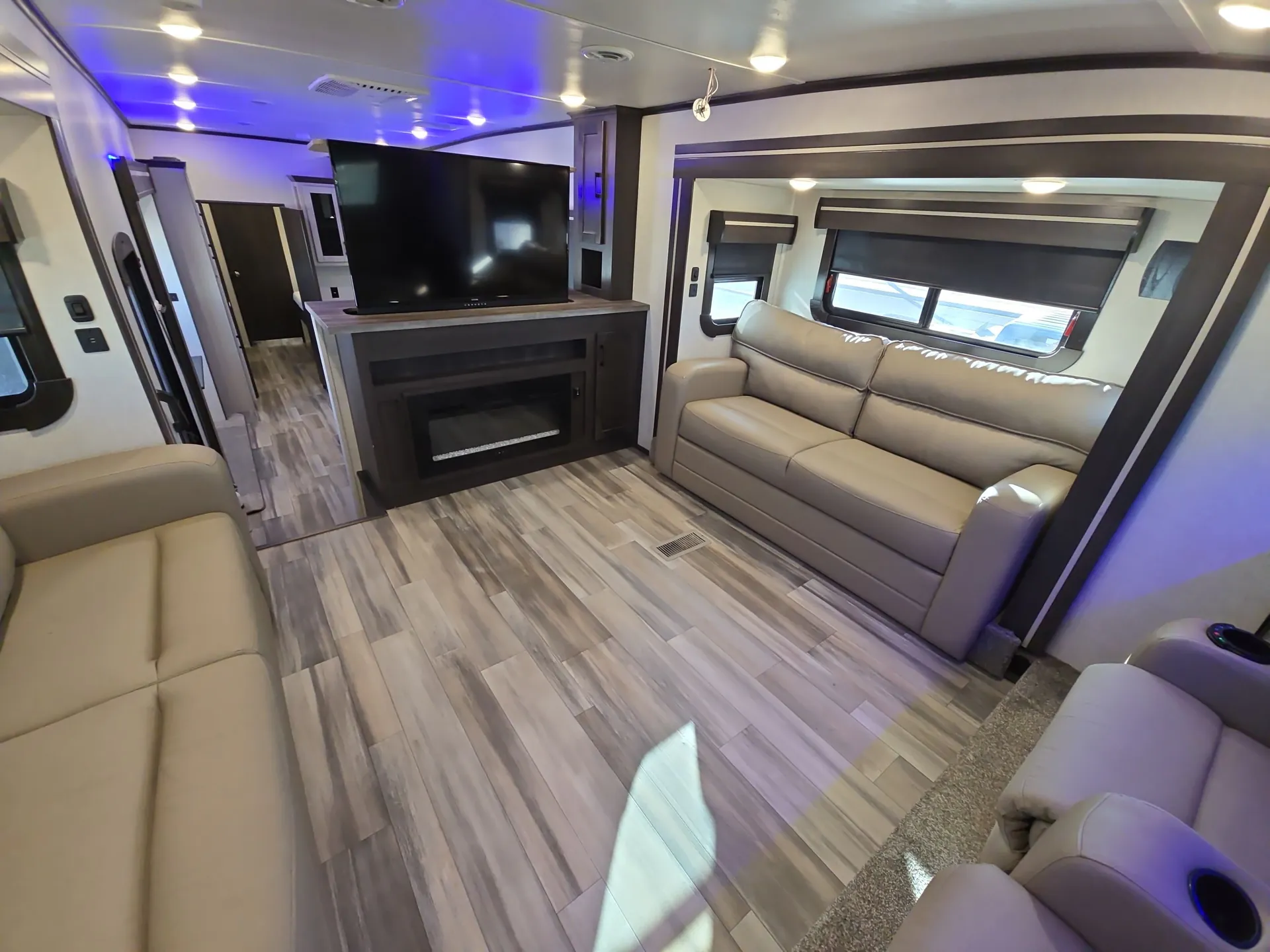 2022 CrossRoads Cruiser CR3851BL — living area main