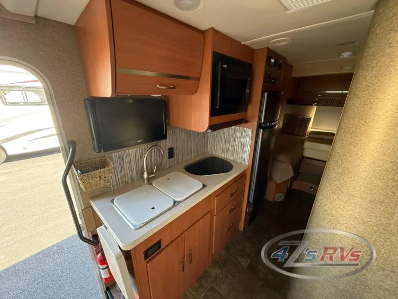 2013 Winnebago Navion 24V - Photo 4