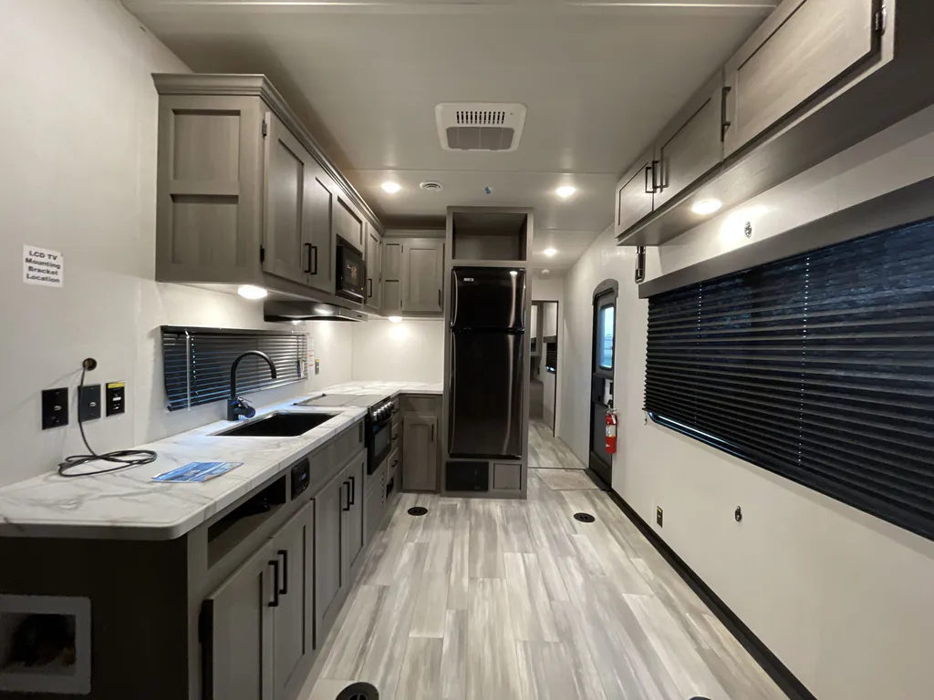 2024 Keystone Raptor 429, Photos photo 3