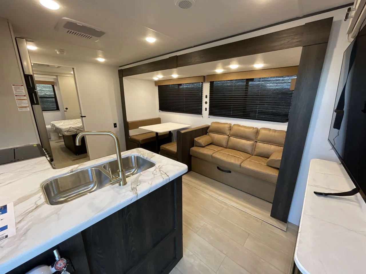 2026 CrossRoads Zinger 390DB - Photo 3