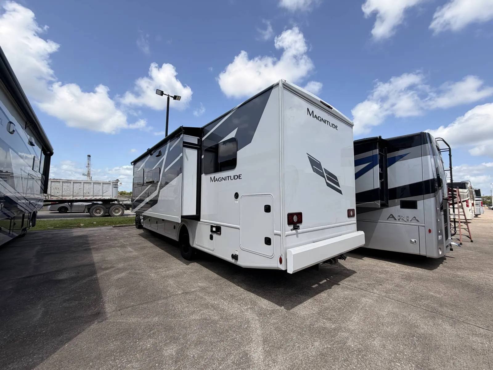 2027 Thor Motor Coach Magnitude L35 - Photo 4