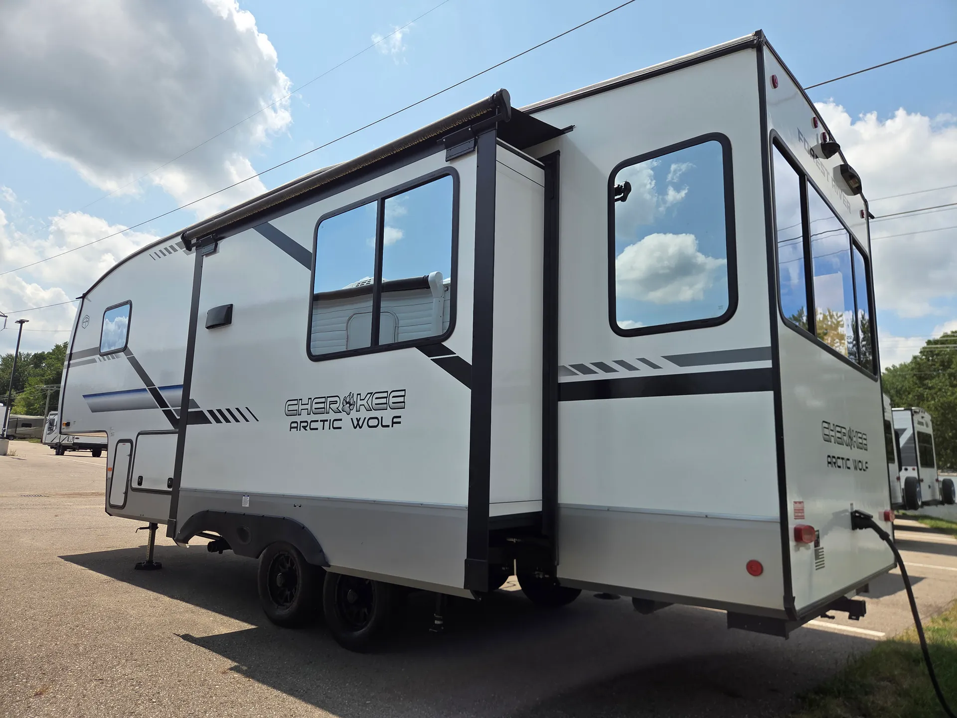 2024 Forest River Cherokee Arctic Wolf 27SGS - Photo 4
