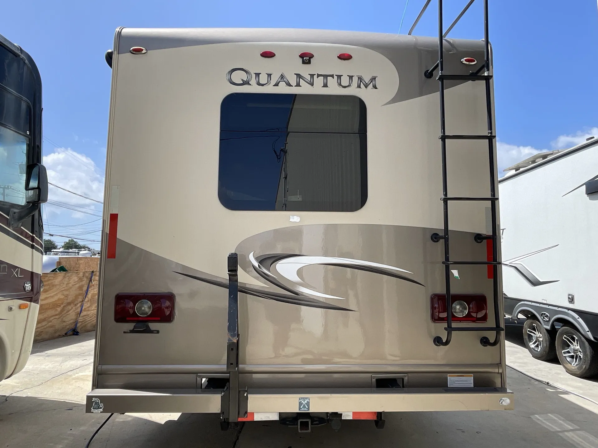 2017 Thor Motor Coach Quantum WS31 — living area main