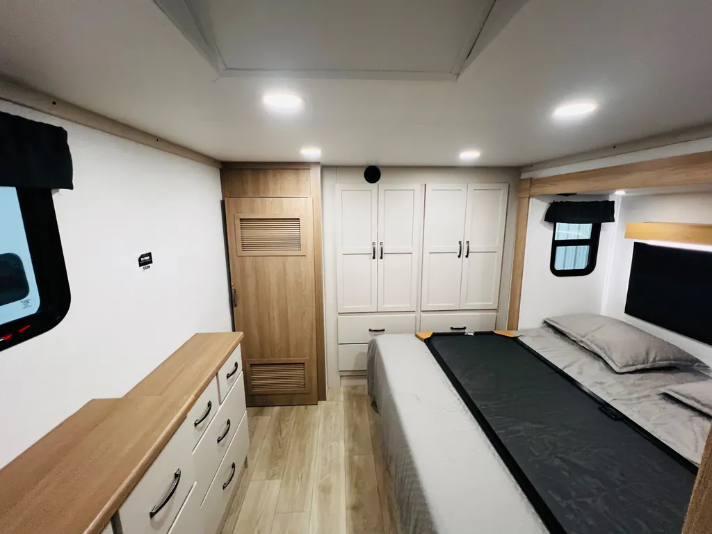2027 Forest River Sierra Destination 422FKL, Photos photo 17