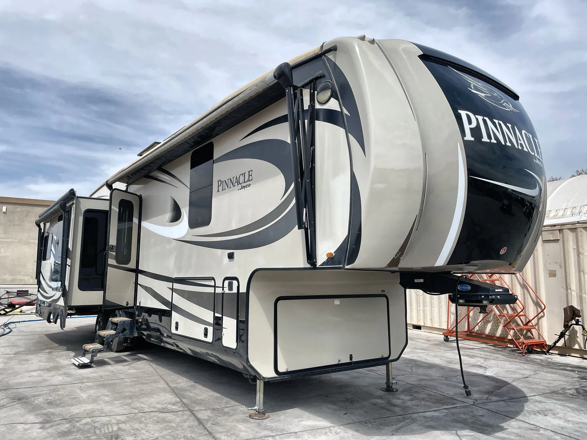 2017 Jayco Pinnacle 36FBTS - Photo 2