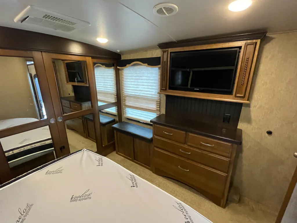 2015 Keystone Montana 3100RL, Photos photo 14