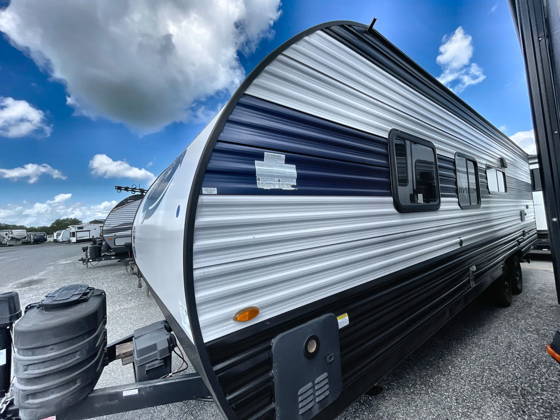2023 Forest River Cherokee Grey Wolf 26DJSE — off campside