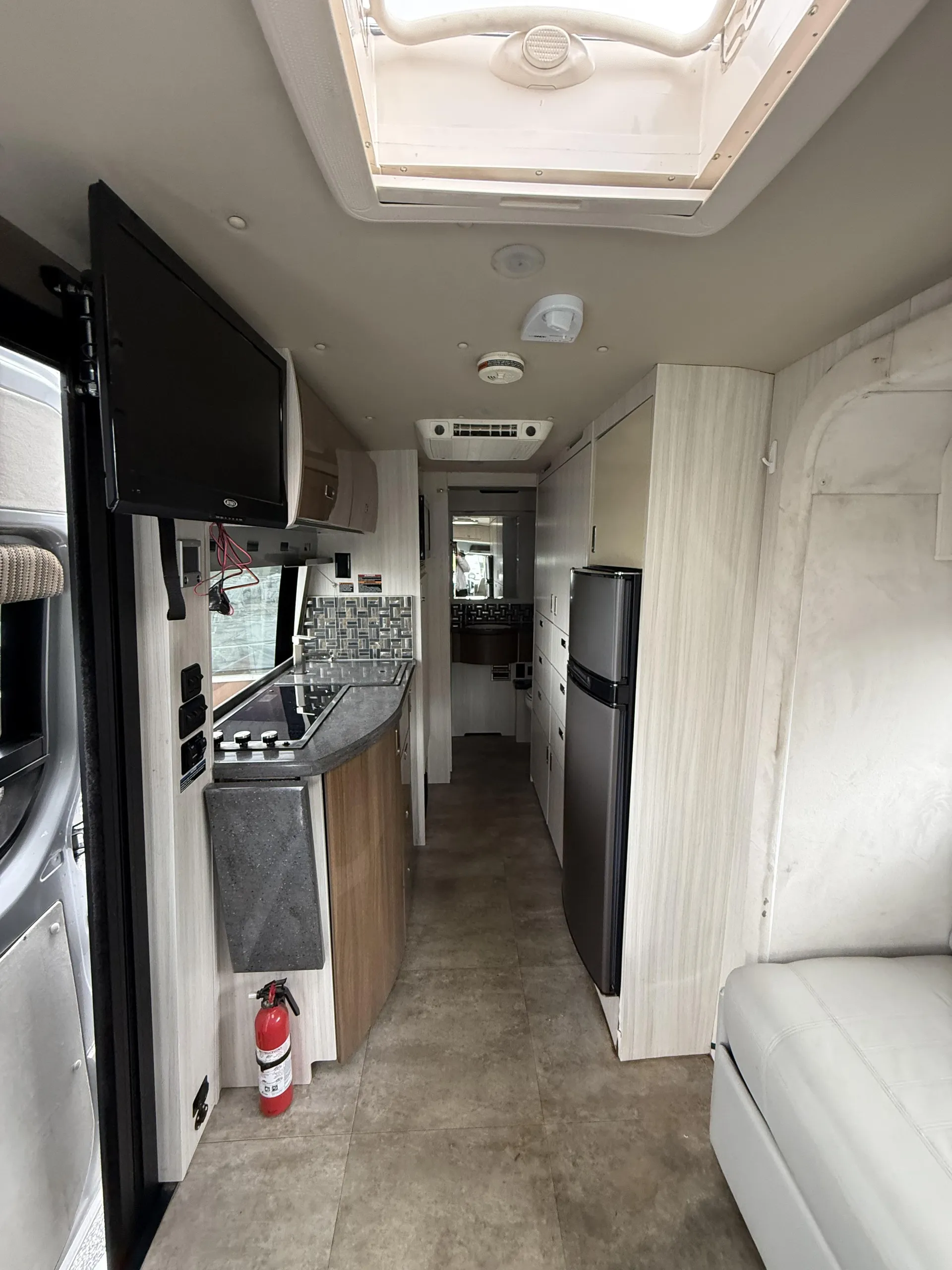 2014 Mercedes WINNEBAGO 170C - Photo 4