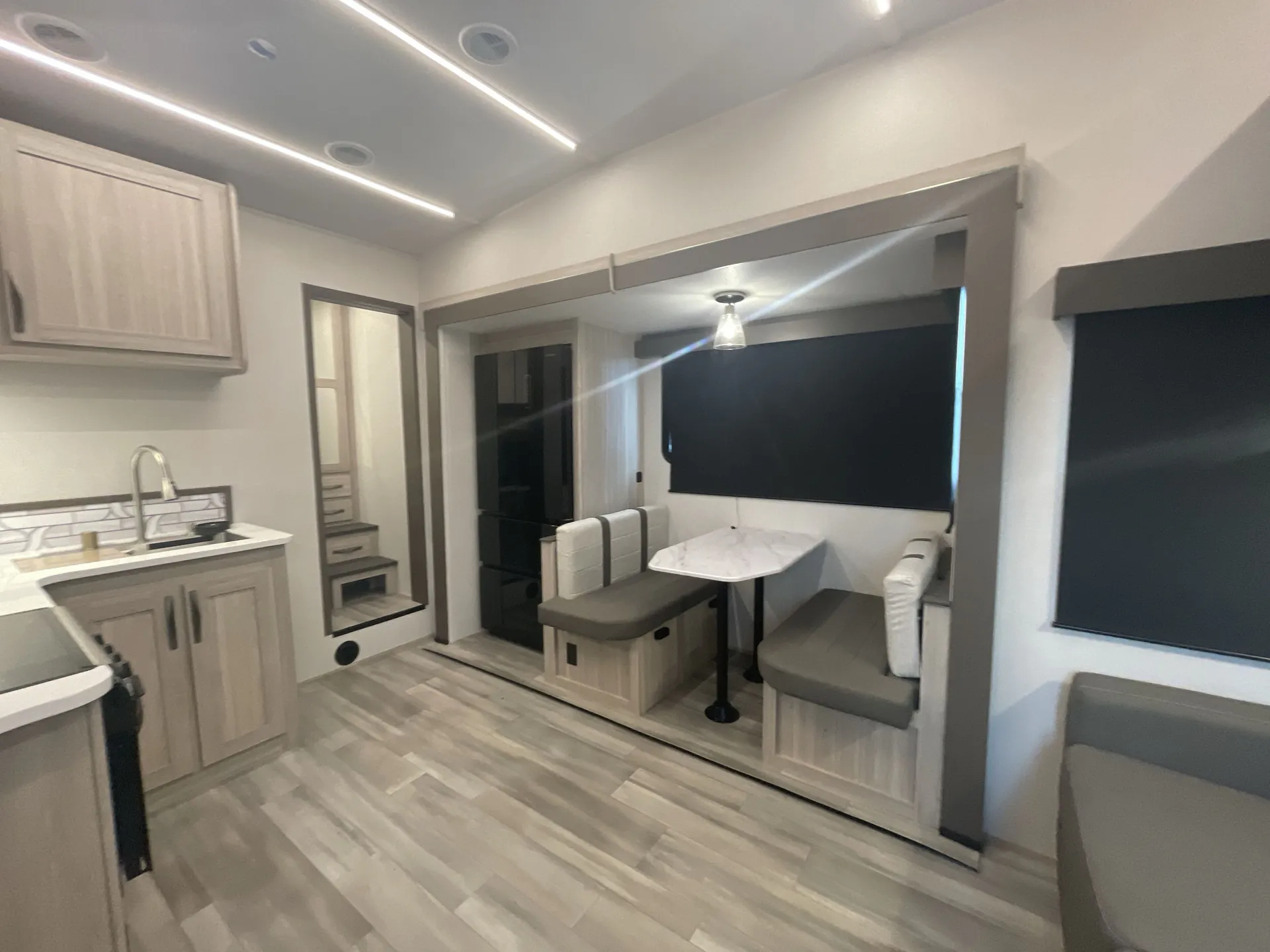 2025 Cruiser RV Essence 28DB - Photo 3
