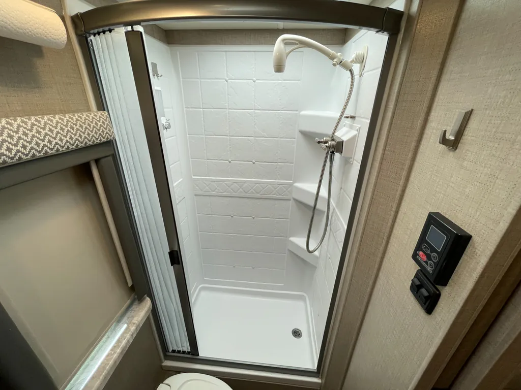 2020 Thor Motor Coach Tiburon 24FB, Photos photo 13