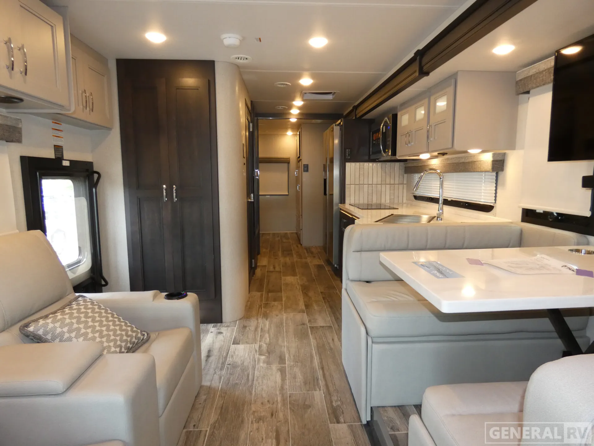 2026 Thor Motor Coach Pasadena SV 34XG - Photo 3