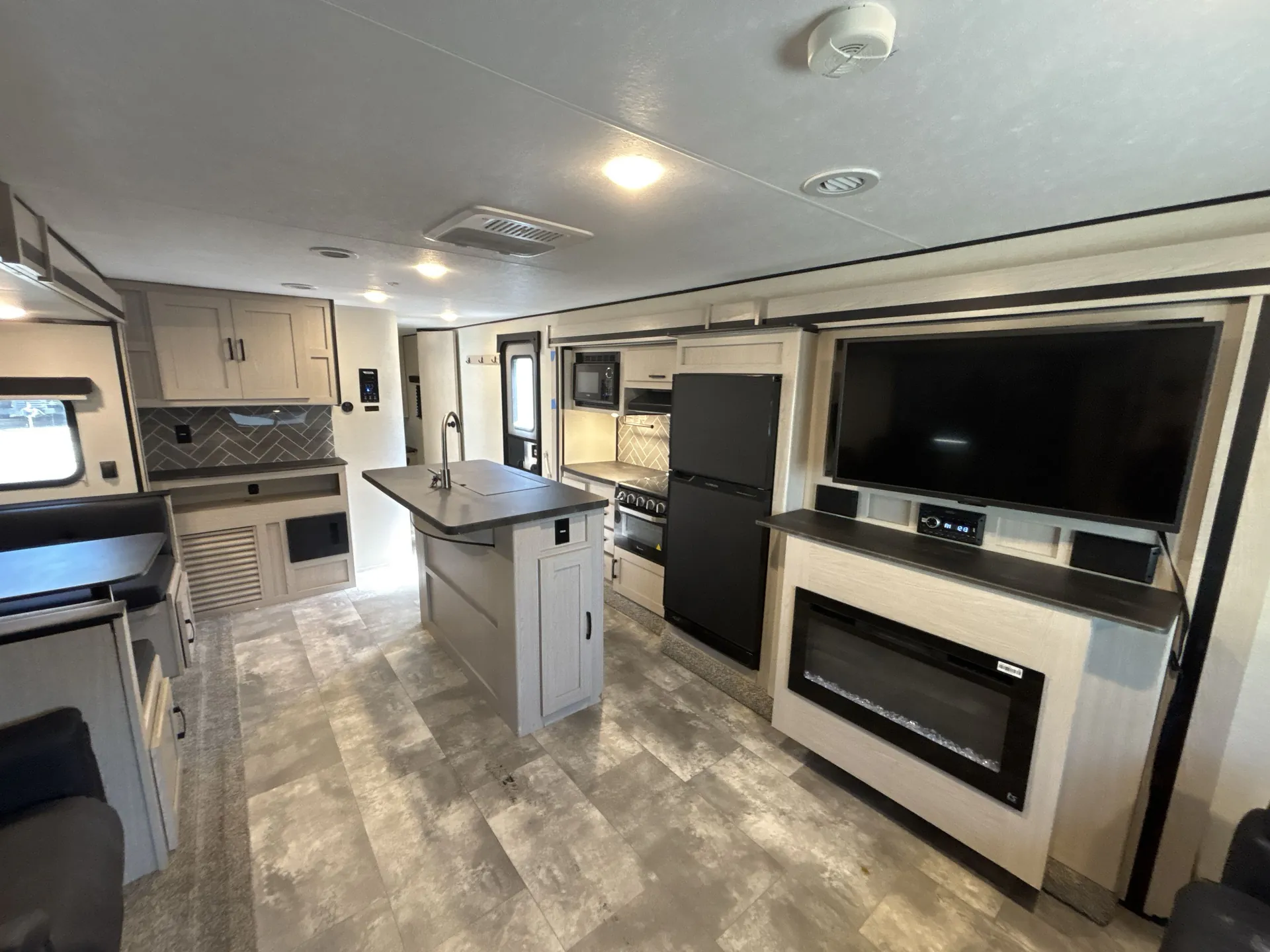 2023 Coachmen Apex Ultra-Lite 293RLDS — living area main