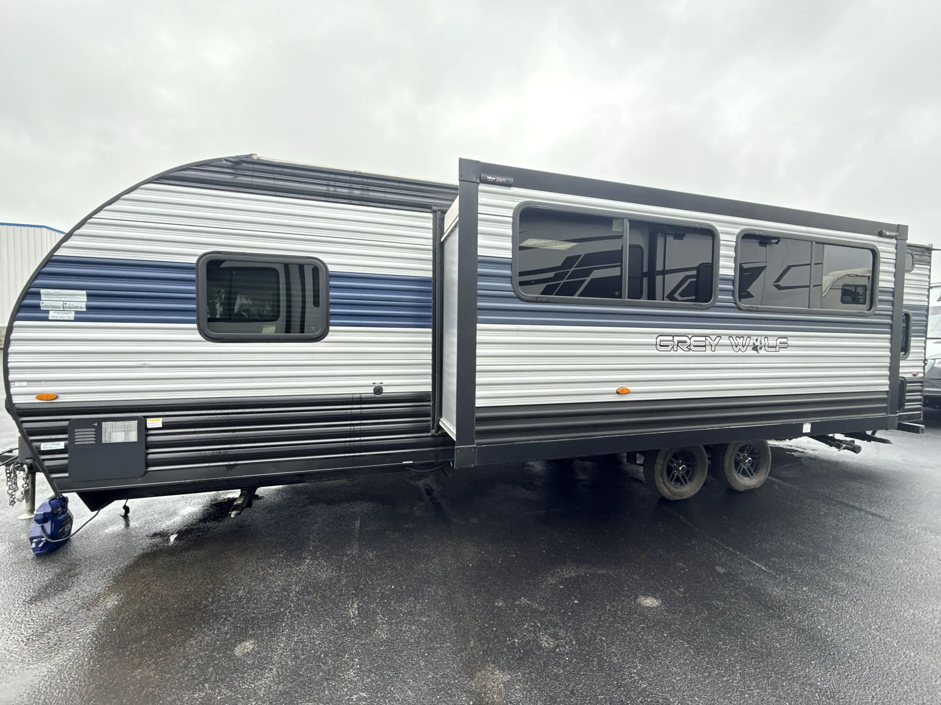 2022 Forest River Cherokee Grey Wolf 26DBH — off campside