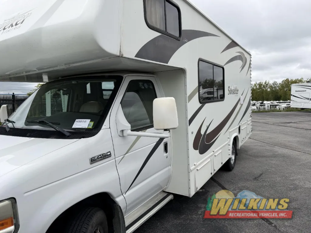 2010 Forest River Sunseeker 2300, Photos photo 3