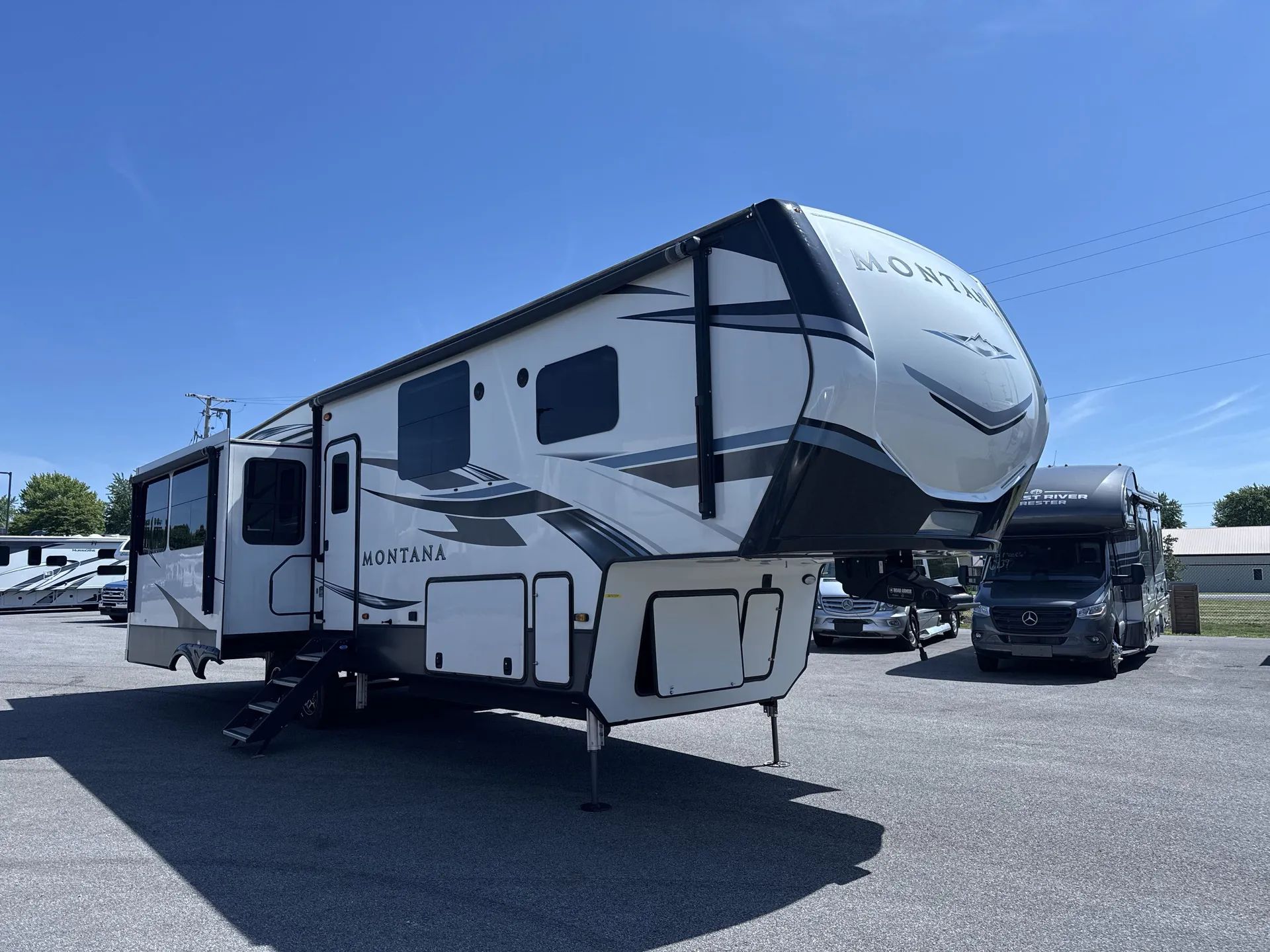 2021 Keystone Montana 3231CK - Photo 2