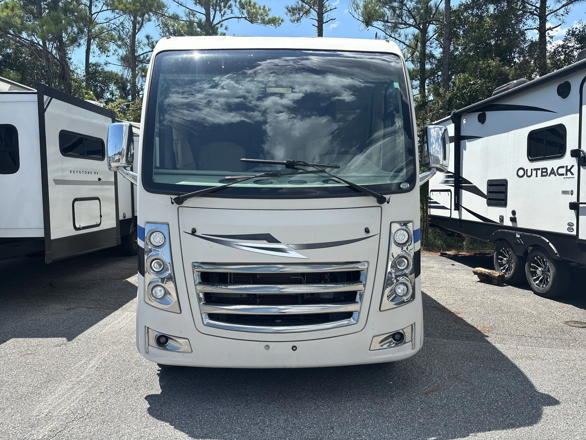 2019 Thor Motor Coach Vegas 27.7 — front