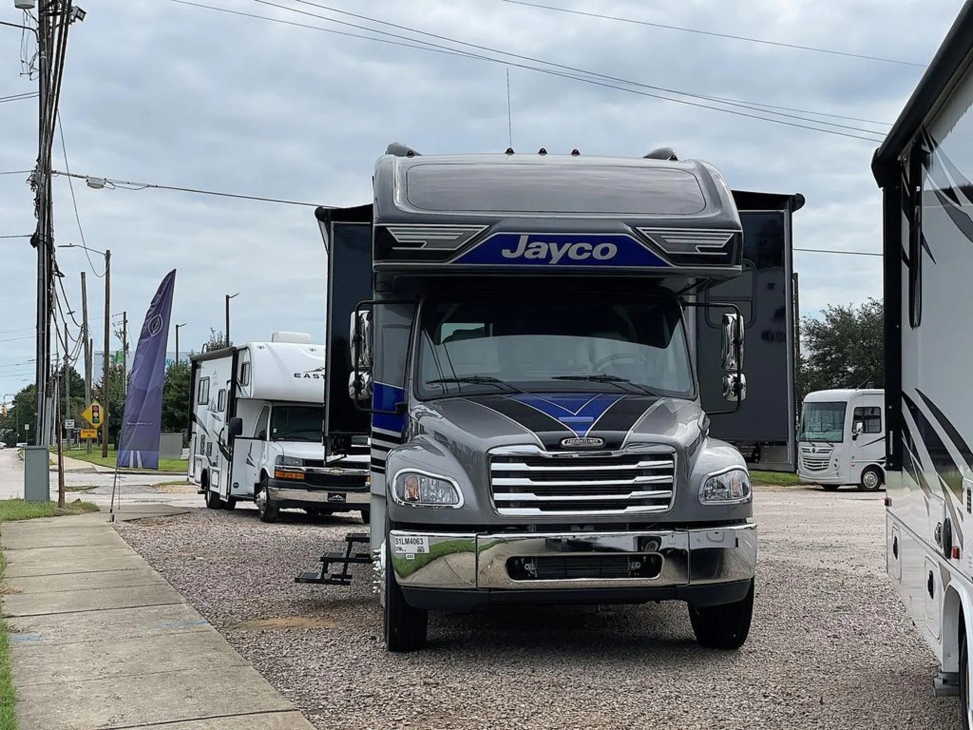 2025 Jayco Seneca Prestige 37M - Photo 2