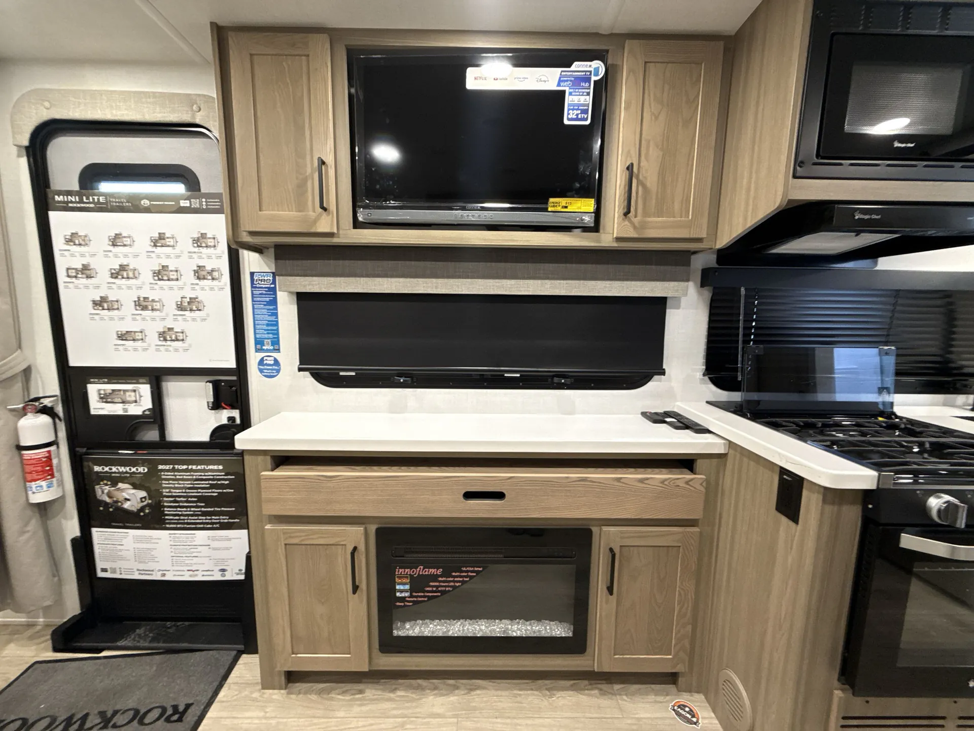 2027 Forest River Rockwood Mini Lite 2524FBT — stove oven