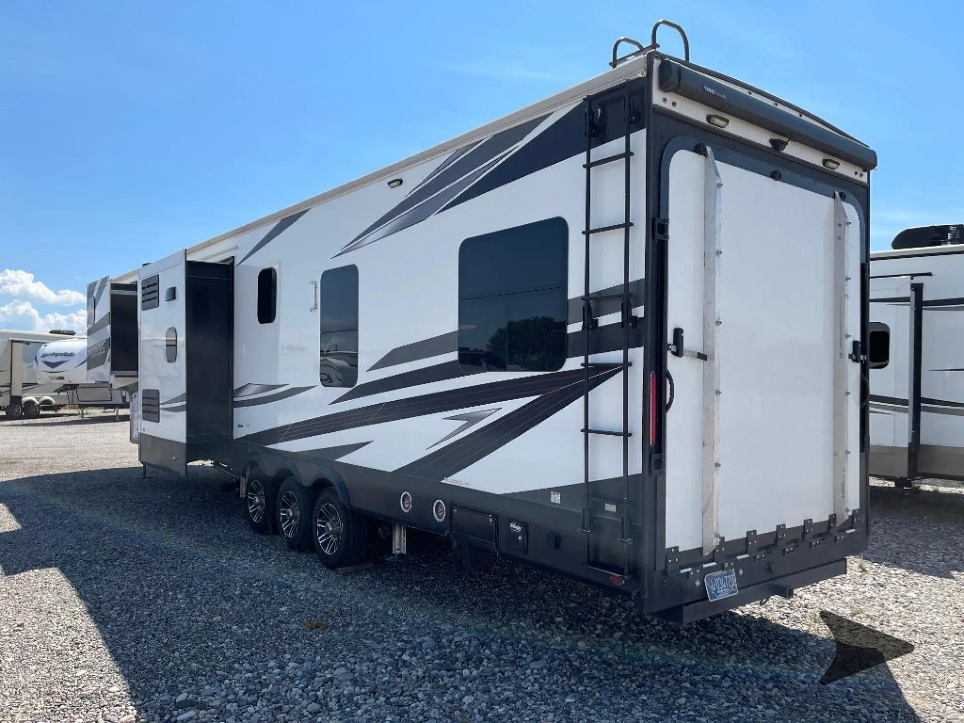 2023 Jayco Seismic Luxury Series 3815 - Photo 4