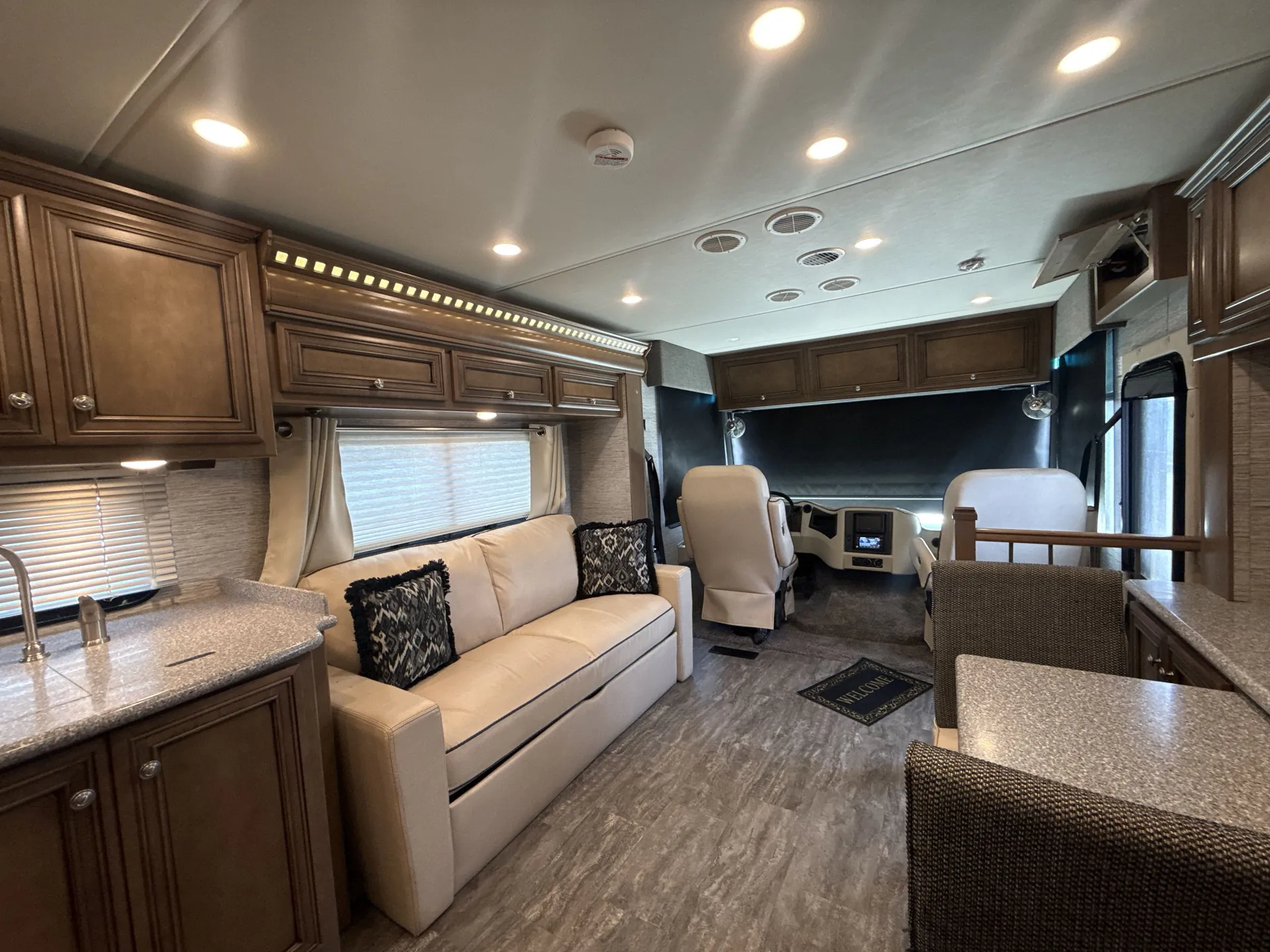 2019 newmar Bay Star Sport 3226 — living area main