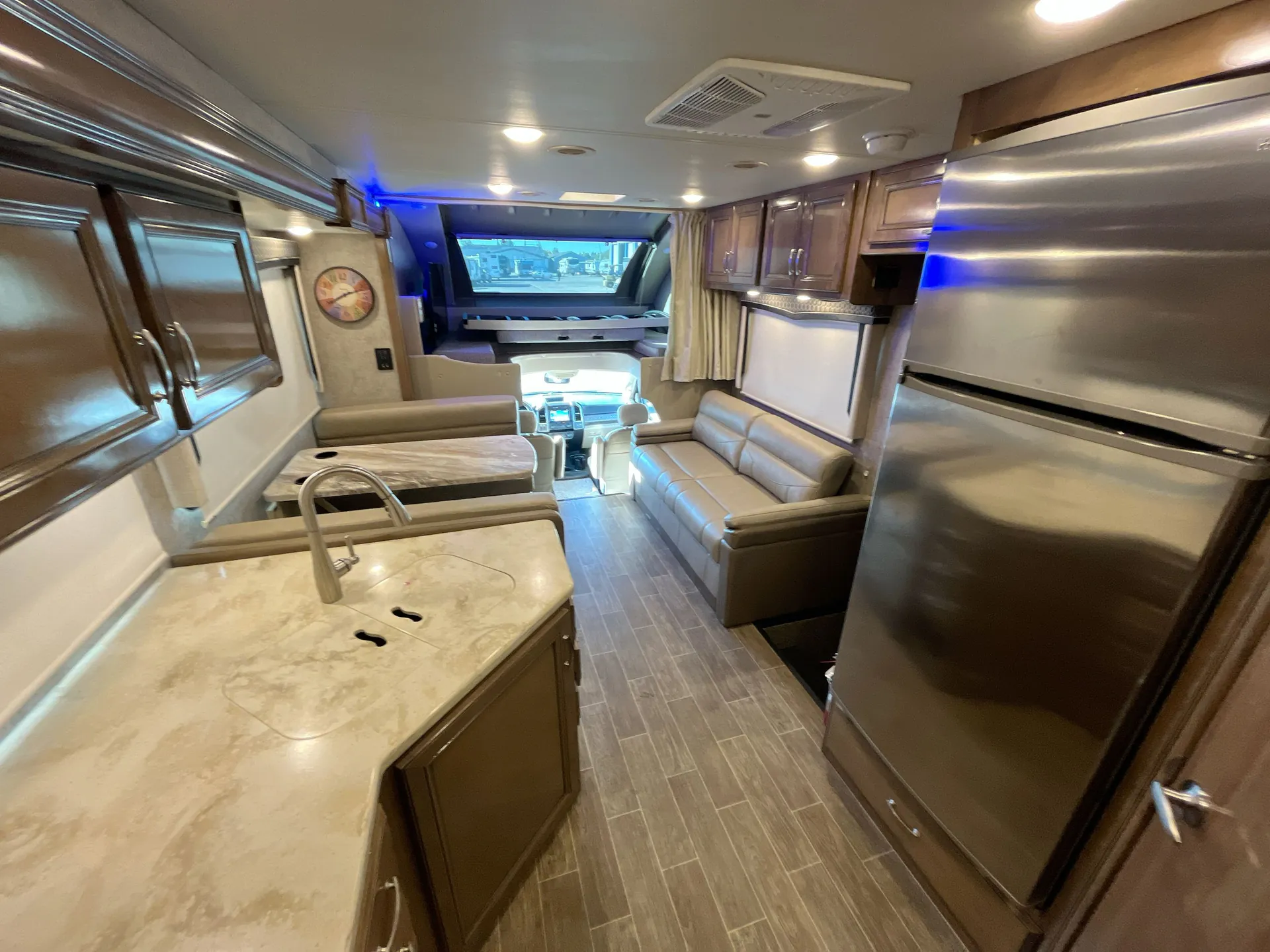 2020 Thor Motor Coach Omni BH35 — living area main