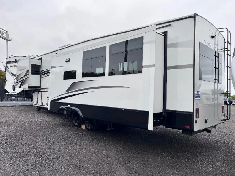 2025 Keystone Montana 3532SP - Photo 4