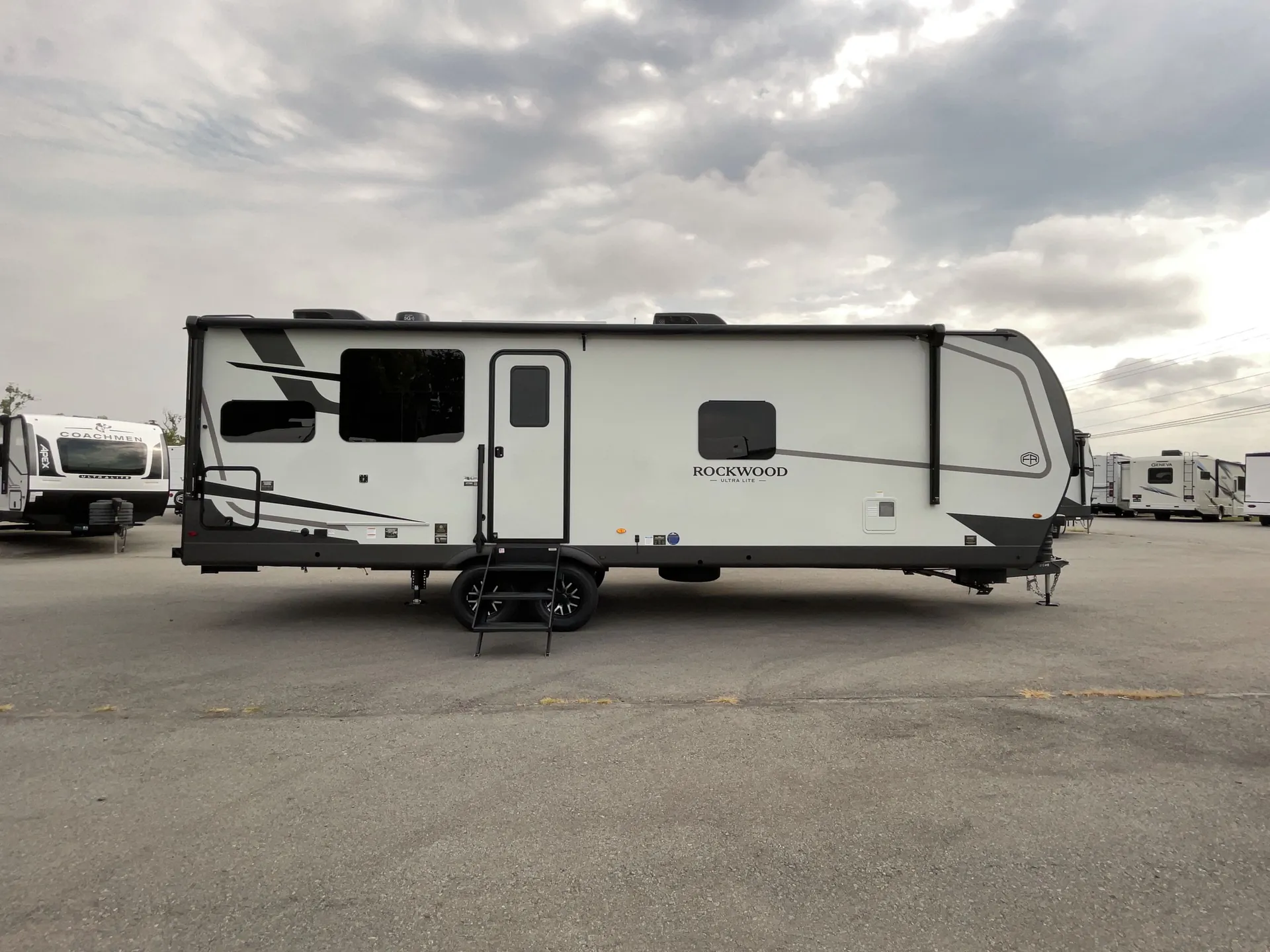 2027 Forest River Rockwood Ultra Lite 2711RK — off campside