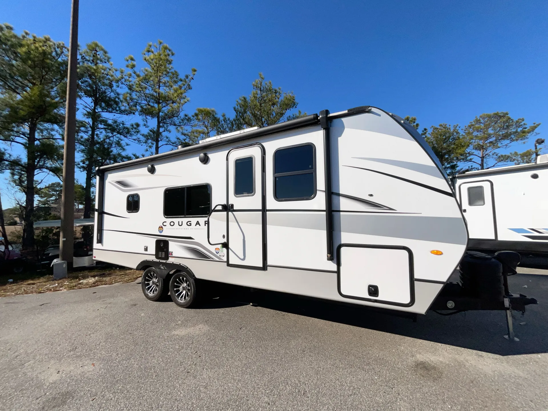 2025 Keystone Cougar Half-Ton East 22MLS - Photo 3