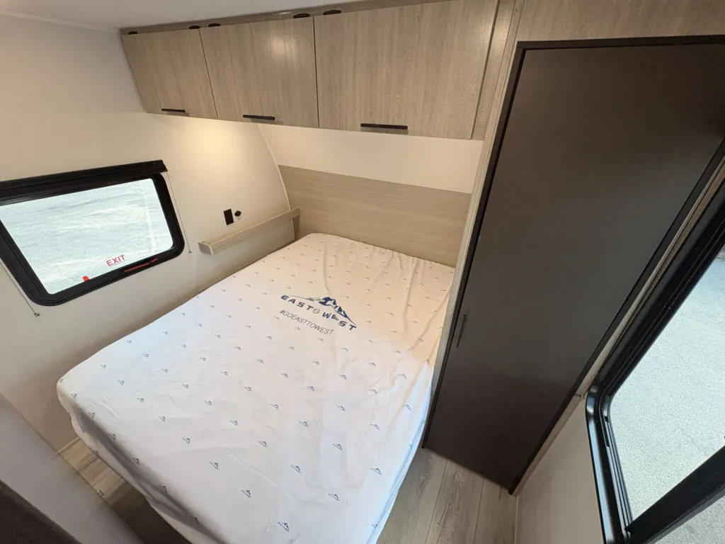 2027 East to West Della Terra 280BH, Photos photo 16