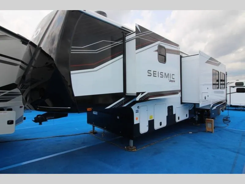 2026 Jayco Seismic 413 - Photo 4