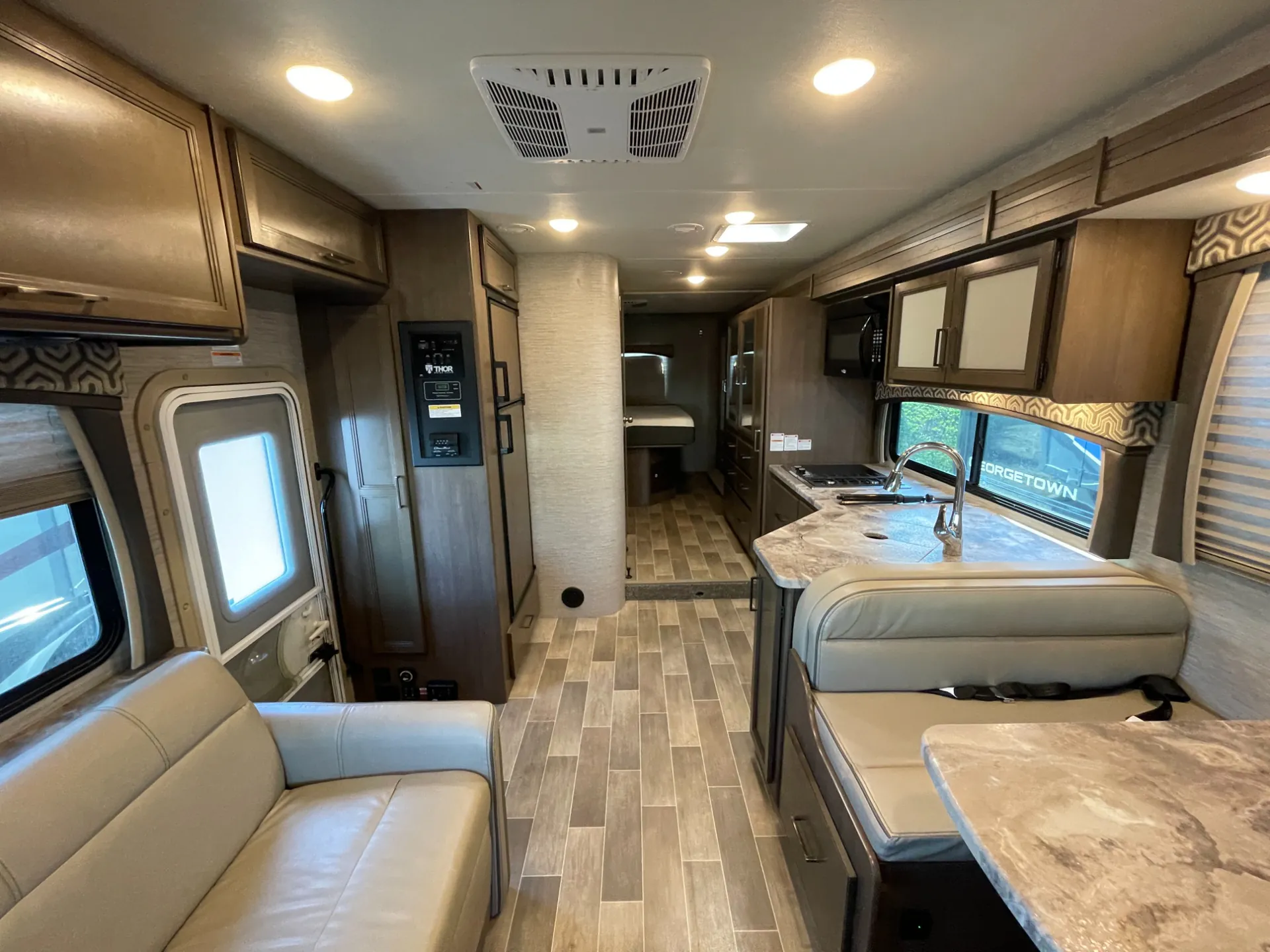 2021 Thor Motor Coach Chateau 31WV - Photo 2