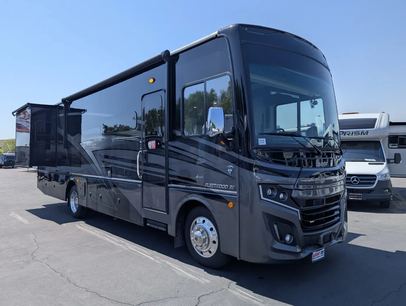 2026 Fleetwood Bounder 33C - Photo 2