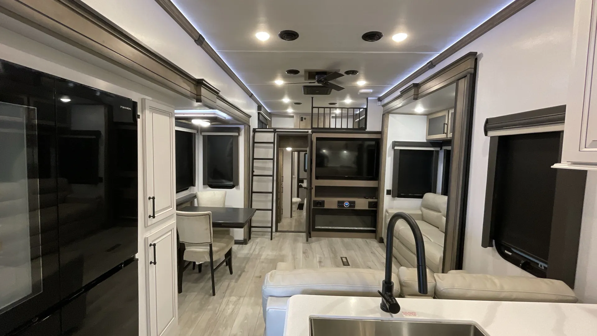 2024 Keystone Montana 3915TB — living area main