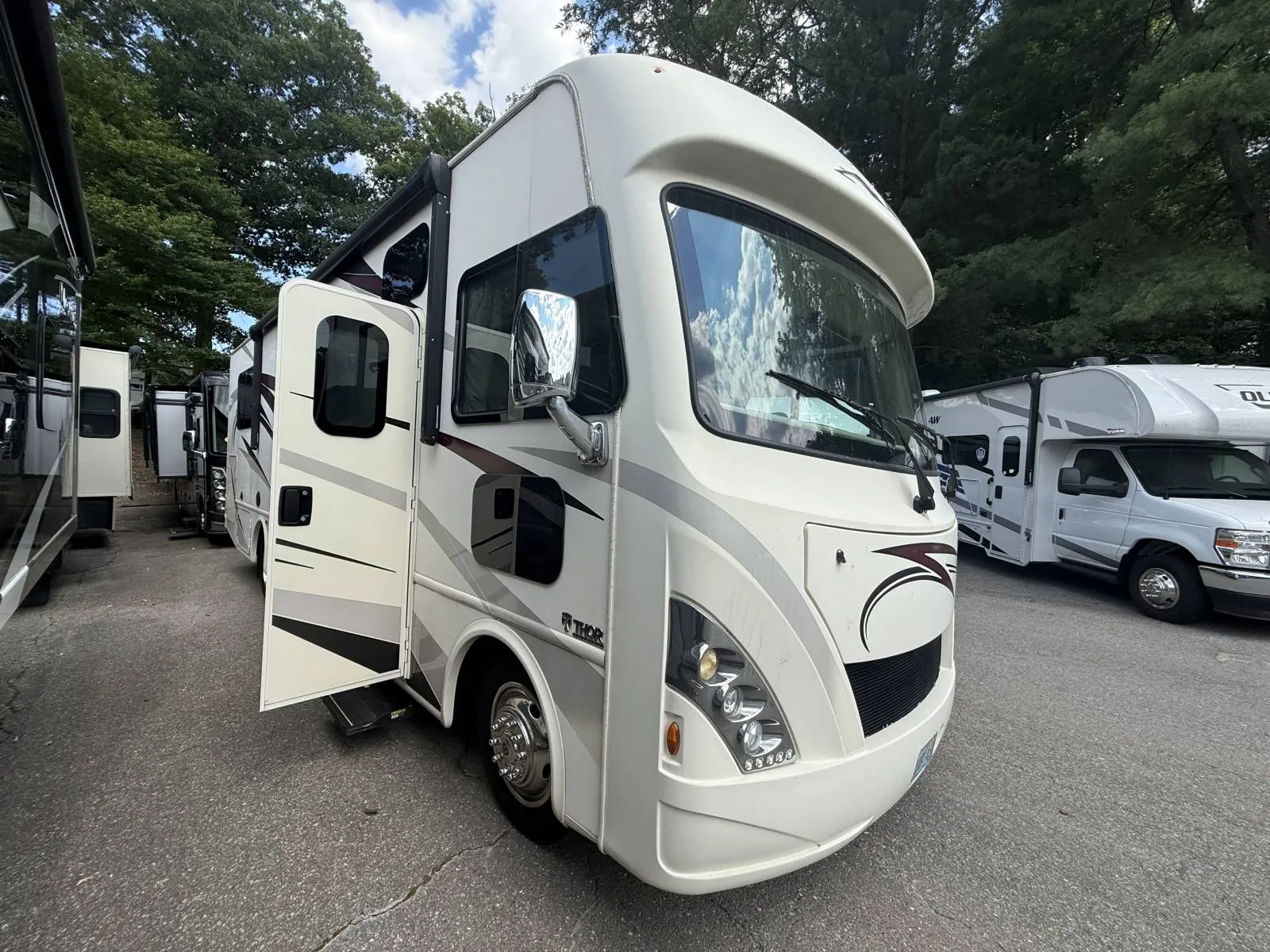 2018 Thor Motor Coach A.C.E 30.4 - Photo 2