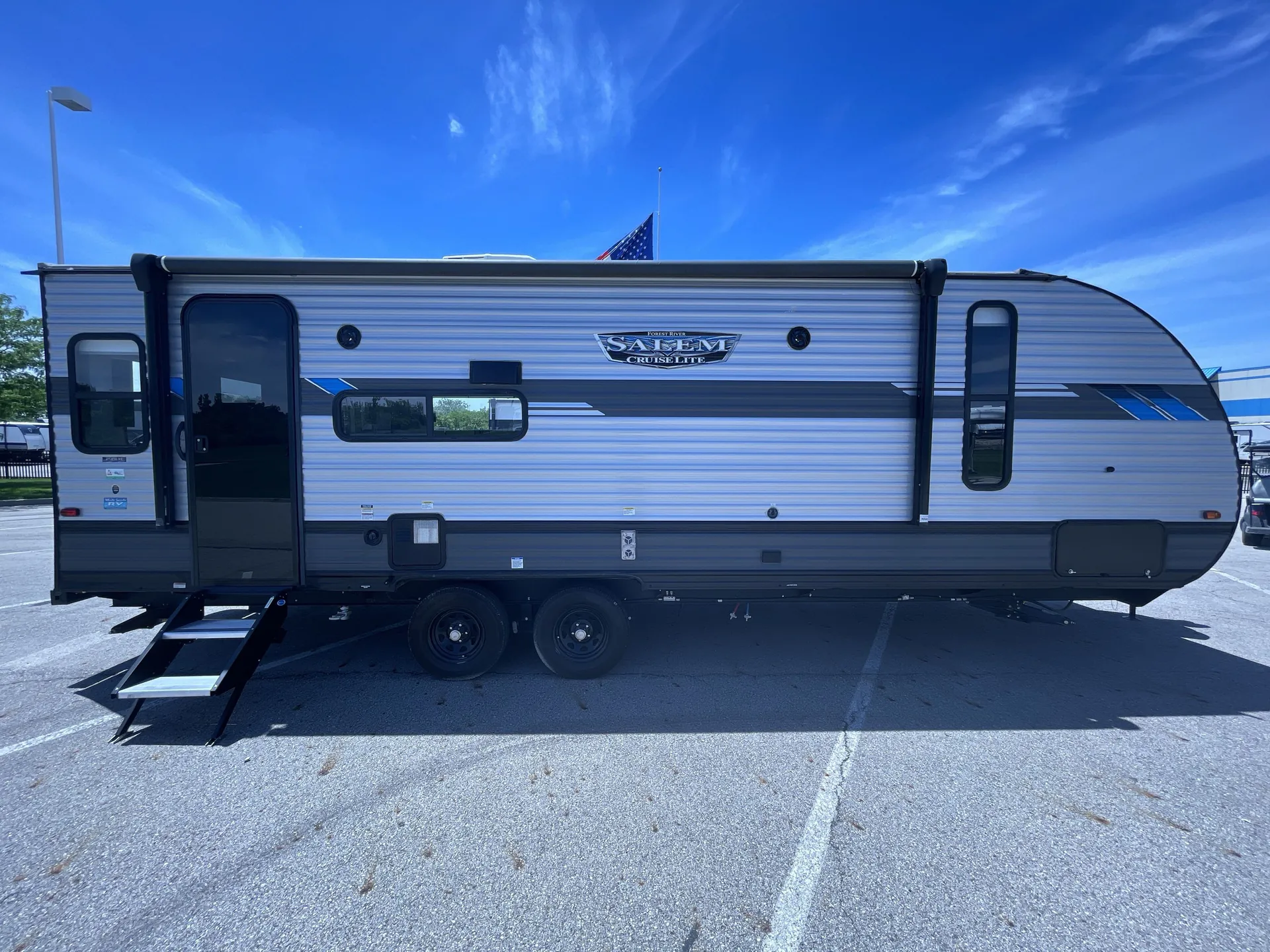 2022 Forest River Salem Cruise Lite 24RLXL — campside