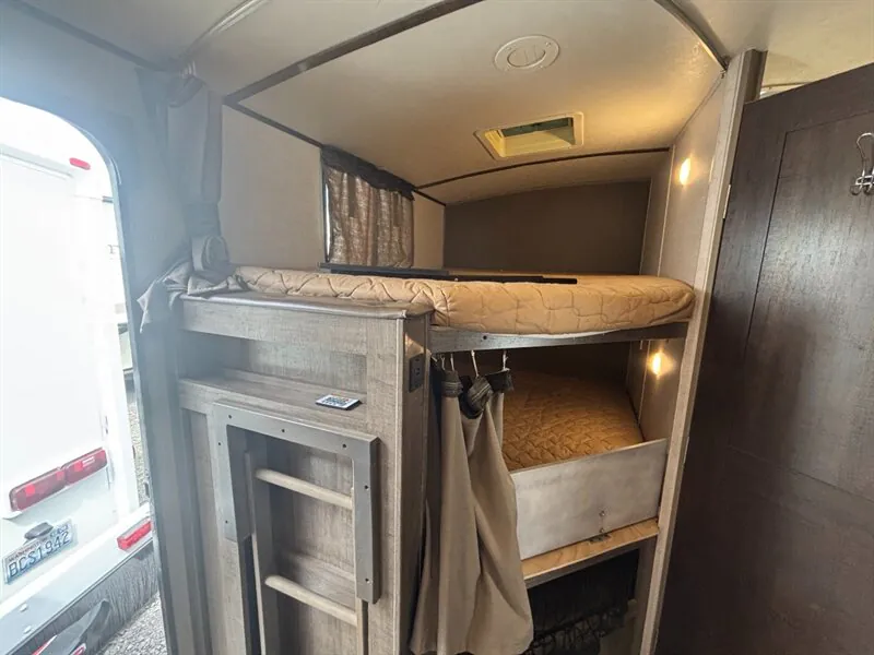 2018 Forest River Surveyor 287BHSS — Photo 6