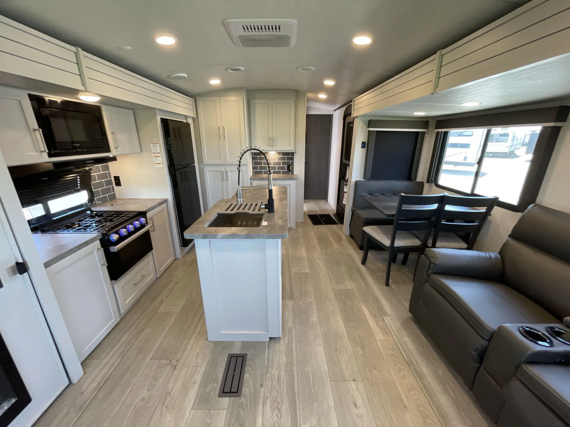 2025 Keystone Cougar Half-Ton East 29RLP - Photo 4