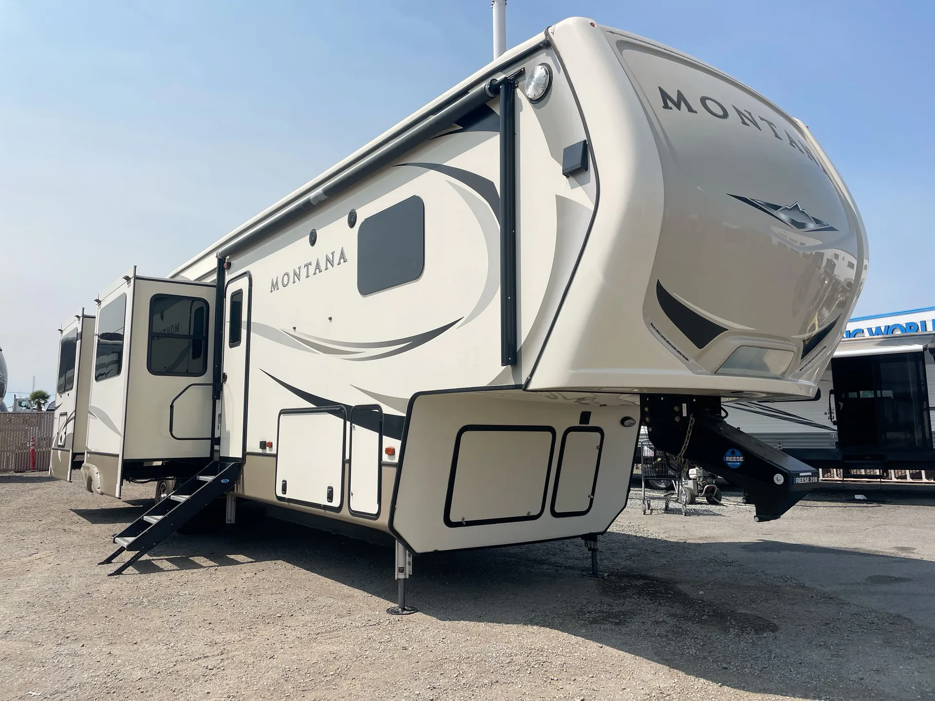 2018 Keystone Montana 3700LK - Photo 2