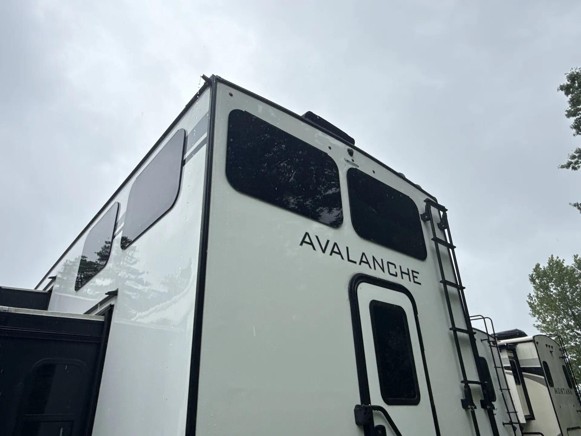 2022 Keystone Avalanche 390DS — living area main