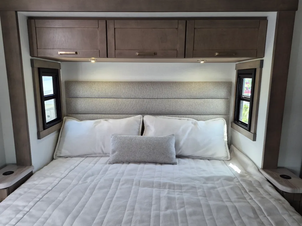 2027 Entegra Coach Vision XL 36C, Photos photo 15