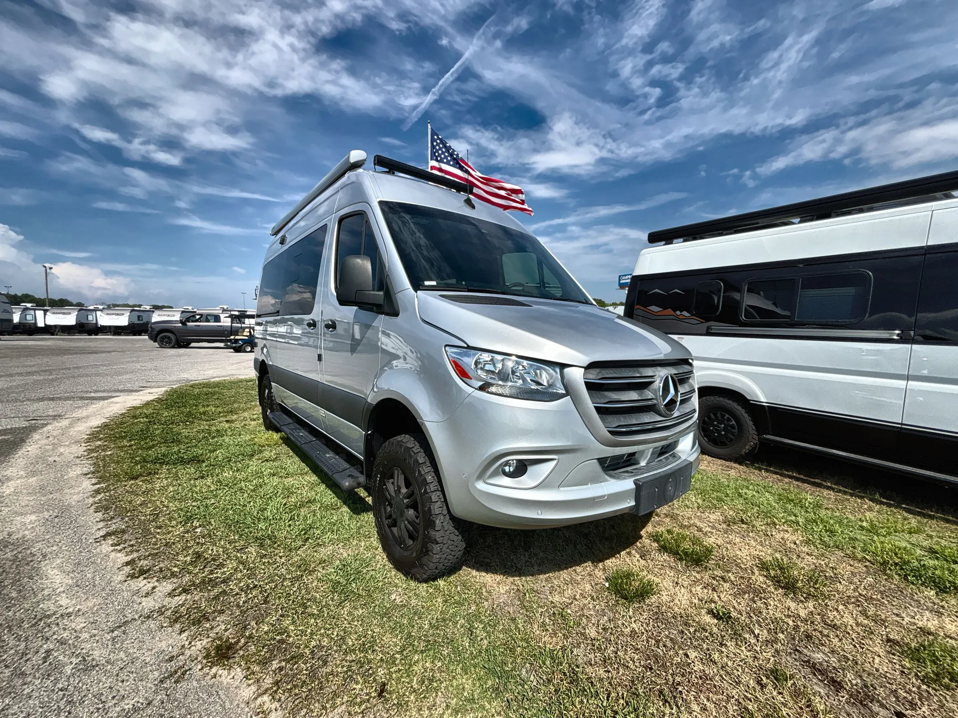 2024 Thor Motor Coach Sanctuary 19R - Photo 2