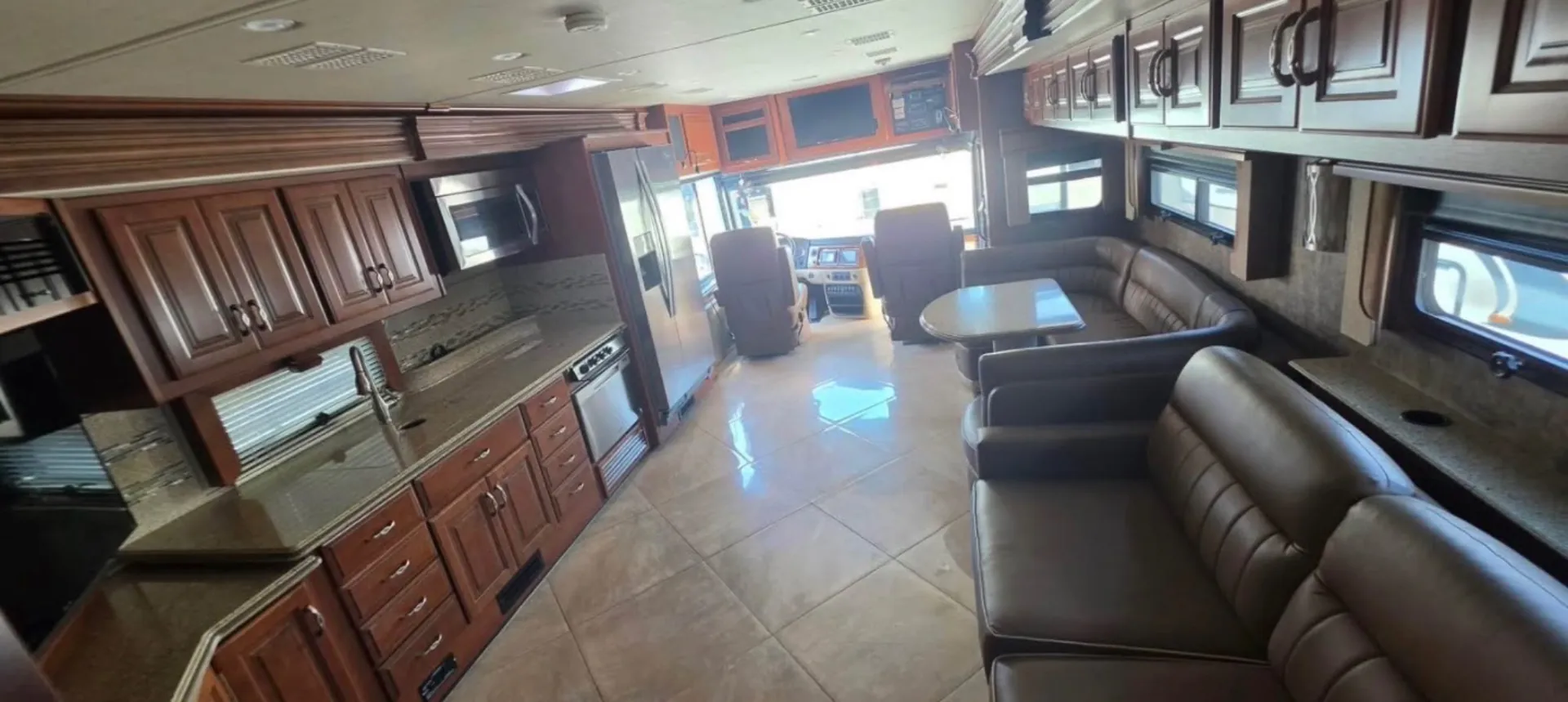 2015 Fleetwood Discovery 40G - Photo 3