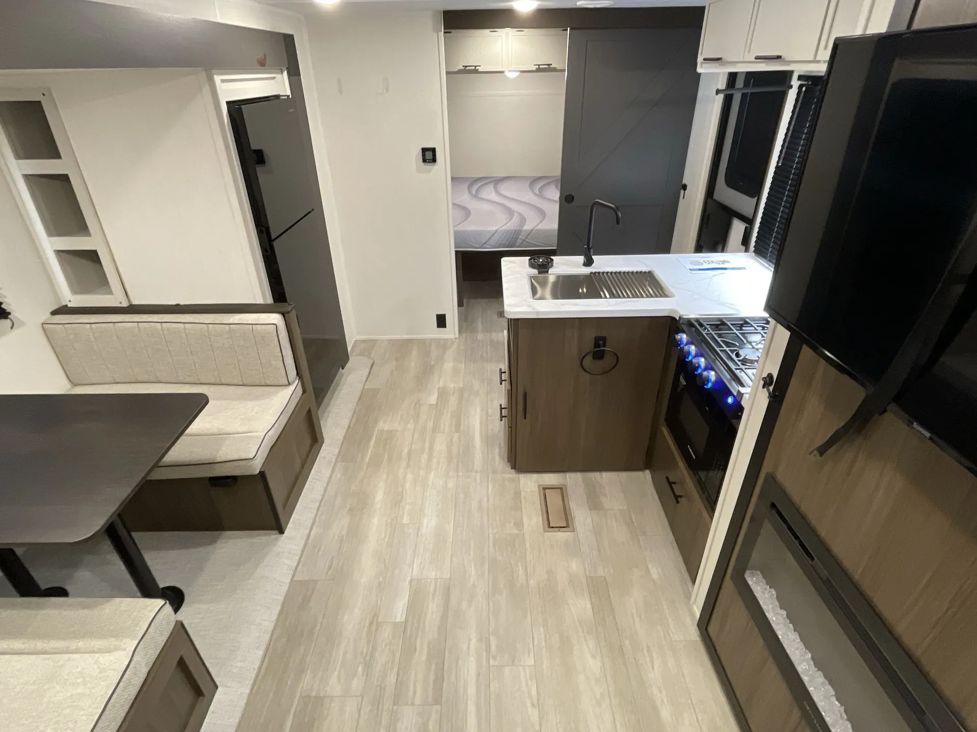 2026 Prime Time Avenger 23BHS — living area main