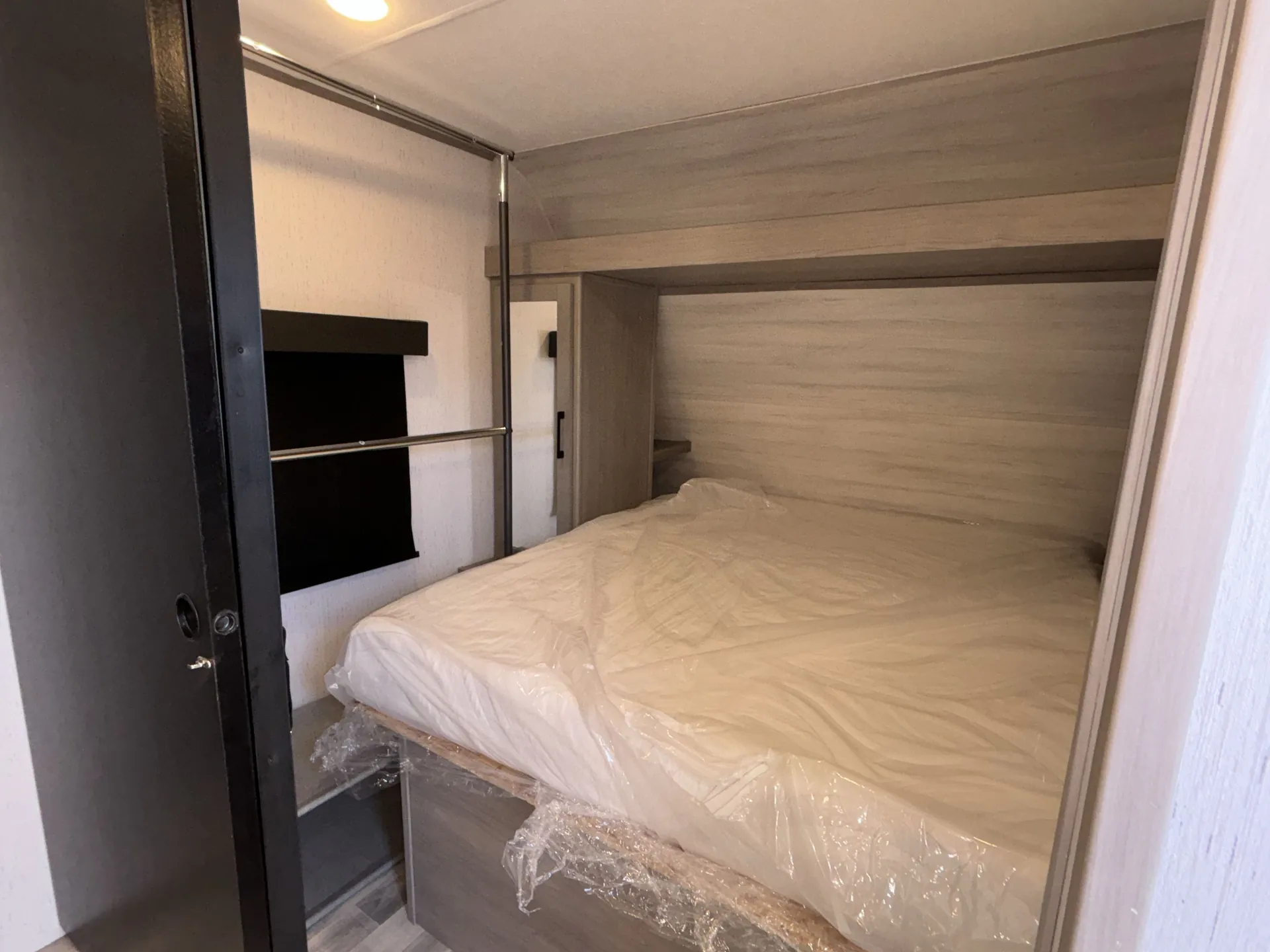 2023 Dutchmen Kodiak SE 24SBH — living area main