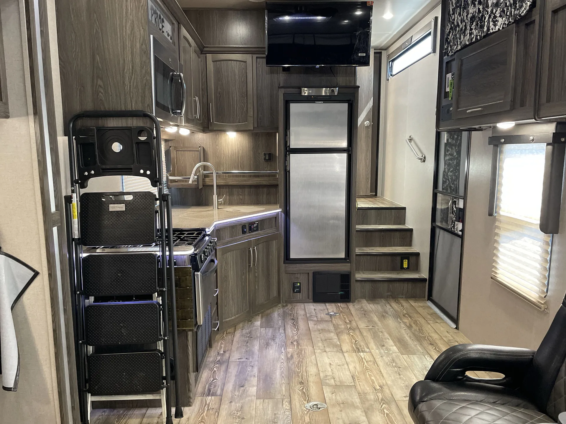 2019 Genesis Supreme Vortex 2815V — living area main