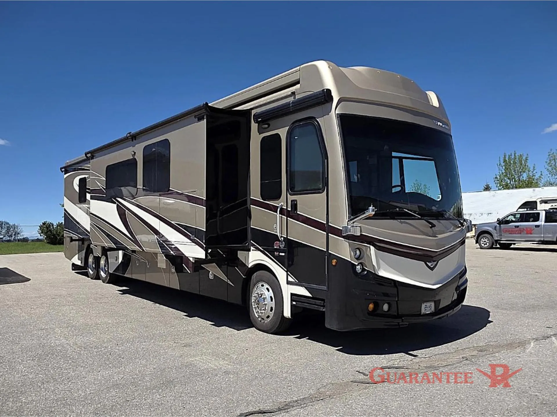 2018 Fleetwood Discovery LXE 44H - Photo 3